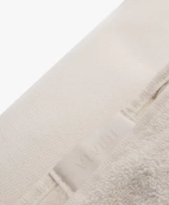 Viveh Bio-Katoenen Monogram Logo Handdoek - Coconut Milk -Kleding Series Winkel 0133868c ef5a 45bb a295 ee84a283b9cc 24 scaled