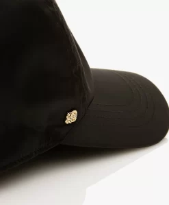 By Malene Birger Aubriel Satijnen Pet - Zwart -Kleding Series Winkel 024073cb b0b0 4c05 8a99 fd22c65e1bc9 01 scaled