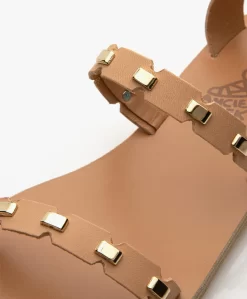 Ancient Greek Sandals Coco Leren Stud Sandalen - Natural -Kleding Series Winkel 03769f3b 45fe 4ac6 ae41 f1d1445dea43 280 scaled