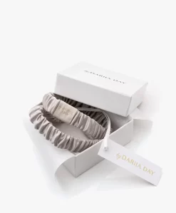 By Dariia Day Mulberry Zijden Haarband - Zilvergrijs -Kleding Series Winkel 067a36fa 5a28 4fbf 8b59 3202d4d84a79 02 scaled