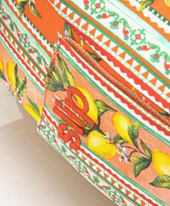 Slip™ Jet Setter Zijden Print Reiskussen - Portofino -Kleding Series Winkel 0736569d 5f51 4753 a117 eef1098bcc1d 02 scaled