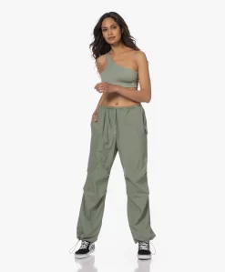 Anine Bing Jules One-Shoulder Cropped Top - Artichoke -Kleding Series Winkel 09026de6 386c 474d 8b74 cd4b03e9b587 83 scaled