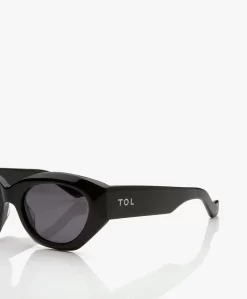Tol Eyewear Glamoureux Zonnebril - Zwart 16 Tol Eyewear Glamoureux Zonnebril - Zwart -Kleding Series Winkel 0b6bc427 3917 45a6 9534 4b5c6cf43c39 03 scaled