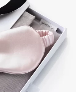 By Dariia Day Mulberry Zijden Slaapmasker - Blush Pink -Kleding Series Winkel 0bf8797b aceb 476e bb3f e2f881e0cd7d scaled