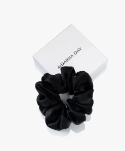 By Dariia Day Mulberry Zijden Scrunchie Medium - Midnight Black
