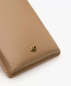 By Malene Birger Aya Leren Telefoontasje - Zand -Kleding Series Winkel 12fafa1f f120 4264 8bf0 6e4b97cd26de 02 scaled