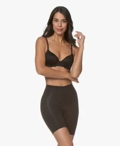 Spanx® Power Series Mid-Thigh Power Short - Zwart -Kleding Series Winkel 190814 76b13c31 f48c 4e06 8736 fb009bb325a9 scaled
