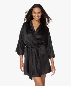 By Dariia Day Mulberry Zijden Kimono - Midnight Black -Kleding Series Winkel 200707 2ce6461d ecf7 43ce ba18 a88b552ca706 scaled