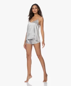 By Dariia Day Mulberry Zijden Short - Zilvergrijs -Kleding Series Winkel 200707 2f8c1d63 3253 4424 be97 1ba0017fefac scaled
