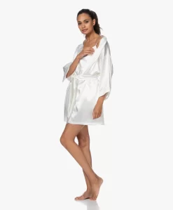 By Dariia Day Mulberry Zijden Kimono - Powder White -Kleding Series Winkel 200707 8268fc1b ee85 423e 9fc9 800b25a19c9b scaled