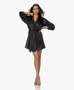 By Dariia Day Mulberry Zijden Kimono - Midnight Black -Kleding Series Winkel 200707 aa50293d edf0 4618 9bb8 019322c6ccee scaled