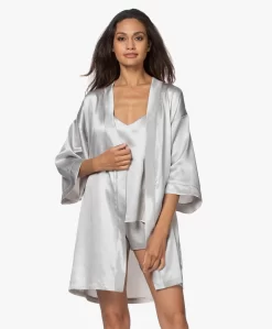 By Dariia Day Mulberry Zijden Kimono - Zilvergrijs -Kleding Series Winkel 200707 bfdc4739 d6c5 4d06 8b9b faecddc10ed3 scaled