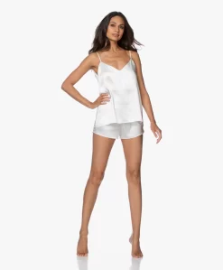 By Dariia Day Mulberry Zijden Short - Powder White 21 By Dariia Day Mulberry Zijden Short - Powder White -Kleding Series Winkel 200707 e15178f3 8463 4a93 b798 663529ec99ab scaled