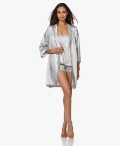 By Dariia Day Mulberry Zijden Short - Zilvergrijs -Kleding Series Winkel 200707 ea89cbe6 7d11 42da 8f8b 2c5c199b98ae scaled