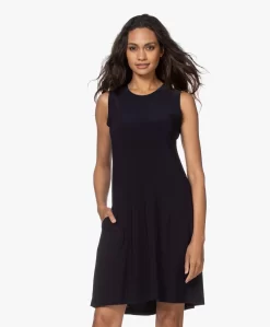 Norma Kamali Sleeveless Swing Tech Jersey Jurk - Midnight -Kleding Series Winkel 200709 17516c7a ab14 487e 9d08 145cd45e8346 scaled