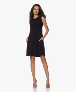 Norma Kamali Sleeveless Swing Tech Jersey Jurk - Midnight -Kleding Series Winkel 200709 73736394 6e4e 4109 afe6 14a3c43a9df2 scaled