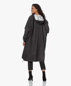 Maium Waterdichte Poncho - Zwart -Kleding Series Winkel 210715 1977154a 6336 4e76 8d5f e0305669035f scaled