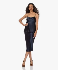 Vince Crush Satijnen Midi Rok - Coast Blue -Kleding Series Winkel 210722 56c5037e 0294 4b33 9dc2 9b13dd708daa scaled