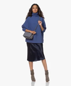 Vince Crush Satijnen Midi Rok - Coast Blue -Kleding Series Winkel 210722 b5cb4c8b d07d 4c0e bfd4 2f0250b7574c scaled