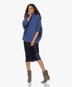 Vince Crush Satijnen Midi Rok - Coast Blue -Kleding Series Winkel 210722 de14b29f b64d 46df aa1a fe2bd9fb9326 scaled