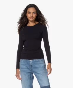 Filippa K Cotton Stretch Longsleeve - Navy -Kleding Series Winkel 210810 4bfe3501 2f37 4076 bc33 fa7647fbcb83 scaled