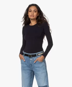 Filippa K Cotton Stretch Longsleeve - Navy -Kleding Series Winkel 210810 b5a1cfc4 5ee7 4770 8c64 a08e92acc427 scaled