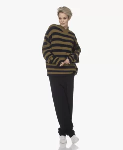 Extreme Cashmere N°205 Him Gestreepte V-Hals Trui - Neo -Kleding Series Winkel 211123 1aea7439 c78d 4116 8a67 28064088b103 scaled