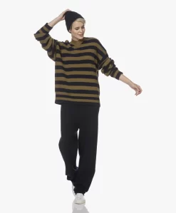 Extreme Cashmere N°205 Him Gestreepte V-Hals Trui - Neo -Kleding Series Winkel 211123 4bc74dfb c564 484e b048 e2b086d33d5f scaled