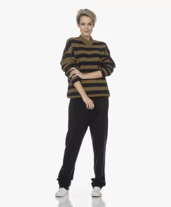 Extreme Cashmere N°205 Him Gestreepte V-Hals Trui - Neo -Kleding Series Winkel 211123 94693798 e702 4bcc ac5a 30869858f2be scaled