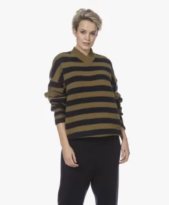 Extreme Cashmere N°205 Him Gestreepte V-Hals Trui - Neo -Kleding Series Winkel 211123 9a1ceffa 5948 4951 a7b9 f587a1c3406a scaled