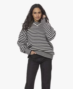 Extreme Cashmere N°205 Him Gestreepte V-Hals Trui - Breton -Kleding Series Winkel 211125 6b5a1d62 163c 4db0 9477 6f46c431df49 scaled