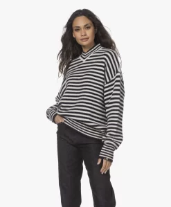 Extreme Cashmere N°205 Him Gestreepte V-Hals Trui - Breton -Kleding Series Winkel 211125 e0c1086e c0a3 46f8 a3f2 9a7757b3e9a6 scaled