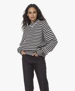 Extreme Cashmere N°205 Him Gestreepte V-Hals Trui - Breton -Kleding Series Winkel 211125 e1ee7e16 8a89 4c47 909e b7ca58abe368 scaled