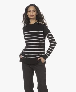 Plein Publique Le Marin Merino Gestreepte Trui Met Knopen - Zwart/Ivoor 20 Plein Publique Le Marin Merino Gestreepte Trui Met Knopen - Zwart/Ivoor -Kleding Series Winkel 220111 44808afa 8d34 4179 8cc1 368470712d87