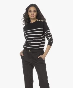 Plein Publique Le Marin Merino Gestreepte Trui Met Knopen - Zwart/Ivoor 23 Plein Publique Le Marin Merino Gestreepte Trui Met Knopen - Zwart/Ivoor -Kleding Series Winkel 220111 45714f88 b06f 47b6 b684 ae5d6fb85ecb