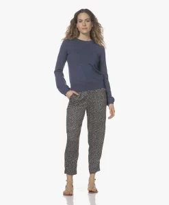 Plein Publique La Levande Viscose Print Broek - Donkerblauw/Beige -Kleding Series Winkel 220216 8b17fe6f d9c7 4971 af9a 33ad768494f5 scaled