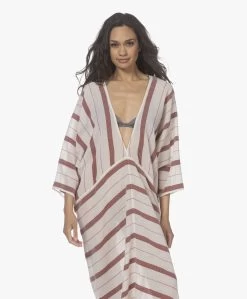 Su Paris Talia Voile Kaftan Met Jacquard Streepdessin - Burgundy 24 Su Paris Talia Voile Kaftan Met Jacquard Streepdessin - Burgundy -Kleding Series Winkel 220407 cc7ec8ba 3ec6 4a2a a84c 8890841e89ef