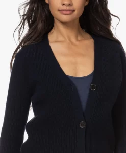 Resort Finest Cashmere Doorknoopvest - Navy -Kleding Series Winkel 220816 55d90bdd a7ac 4ce4 9785 d2414efaa039 scaled