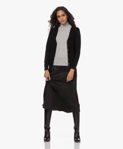 Resort Finest Frivo Satijnen Midi Rok - Zwart -Kleding Series Winkel 220908 633ab2a3 e206 4afa 9e02 cee3bb92c838 scaled