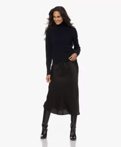 Resort Finest Frivo Satijnen Midi Rok - Zwart -Kleding Series Winkel 220908 7542b66f 2db0 403a 9549 4827a0adb8c6 1 scaled