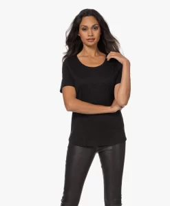 Repeat Jersey Lyocell Mix T-Shirt - Zwart -Kleding Series Winkel 221004 56afcf48 0f8a 4a80 8044 20092fa254c4 scaled