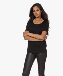 Repeat Jersey Lyocell Mix T-Shirt - Zwart -Kleding Series Winkel 221004 e0cf3e6f 2ba9 41d0 aa67 3b9c148b8a3d scaled