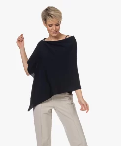 Sibin/Linnebjerg Paris Merino Poncho - Navy -Kleding Series Winkel 221101 f76b564c 1ba1 4b8e 99b6 efa4088d97c3 scaled