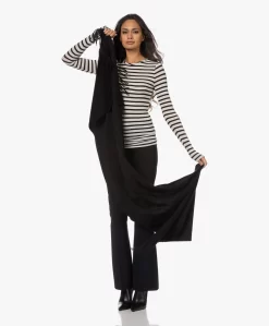 Filippa K Cashmere Blend Sjaal - Zwart 16 Filippa K Cashmere Blend Sjaal - Zwart -Kleding Series Winkel 221108 7df96d9f c470 467c a329 962536f0563e scaled