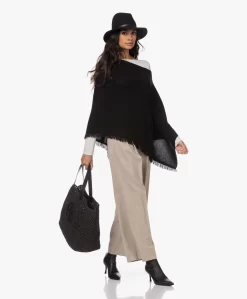 Repeat Franje Poncho In Biologisch Cashmere - Zwart -Kleding Series Winkel 221115 fa87c3c0 bb81 40e5 9f49 2c8242f2c257 scaled