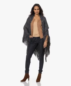 Manos Del Uruguay Merino Wolmix Poncho - Donkerblauw/Bruin/Grijs 22 Manos Del Uruguay Merino Wolmix Poncho - Donkerblauw/Bruin/Grijs -Kleding Series Winkel 221122 c7c9ceeb f8ba 4c4b b010 1ecfbca719b5 scaled