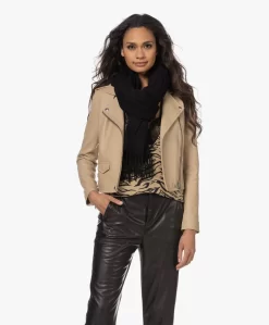 Filippa K Cashmere Blend Sjaal - Zwart 15 Filippa K Cashmere Blend Sjaal - Zwart -Kleding Series Winkel 221129 0c3951ce 91b0 4283 accb 61f80db74707 scaled