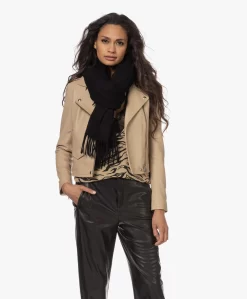 Filippa K Cashmere Blend Sjaal - Zwart 20 Filippa K Cashmere Blend Sjaal - Zwart -Kleding Series Winkel 221129 a3a1dcb1 6aa9 4f92 9712 d2bac1ed8b66 scaled