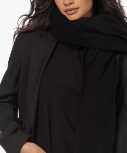 Drykorn Abadi Wollen Sjaal - Zwart -Kleding Series Winkel 221130 1052da77 9237 41f9 a6fe 18d693057c5d scaled