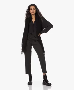Drykorn Abadi Wollen Sjaal - Zwart -Kleding Series Winkel 221130 77f06fd4 5684 4fc5 b731 974e52543764 scaled